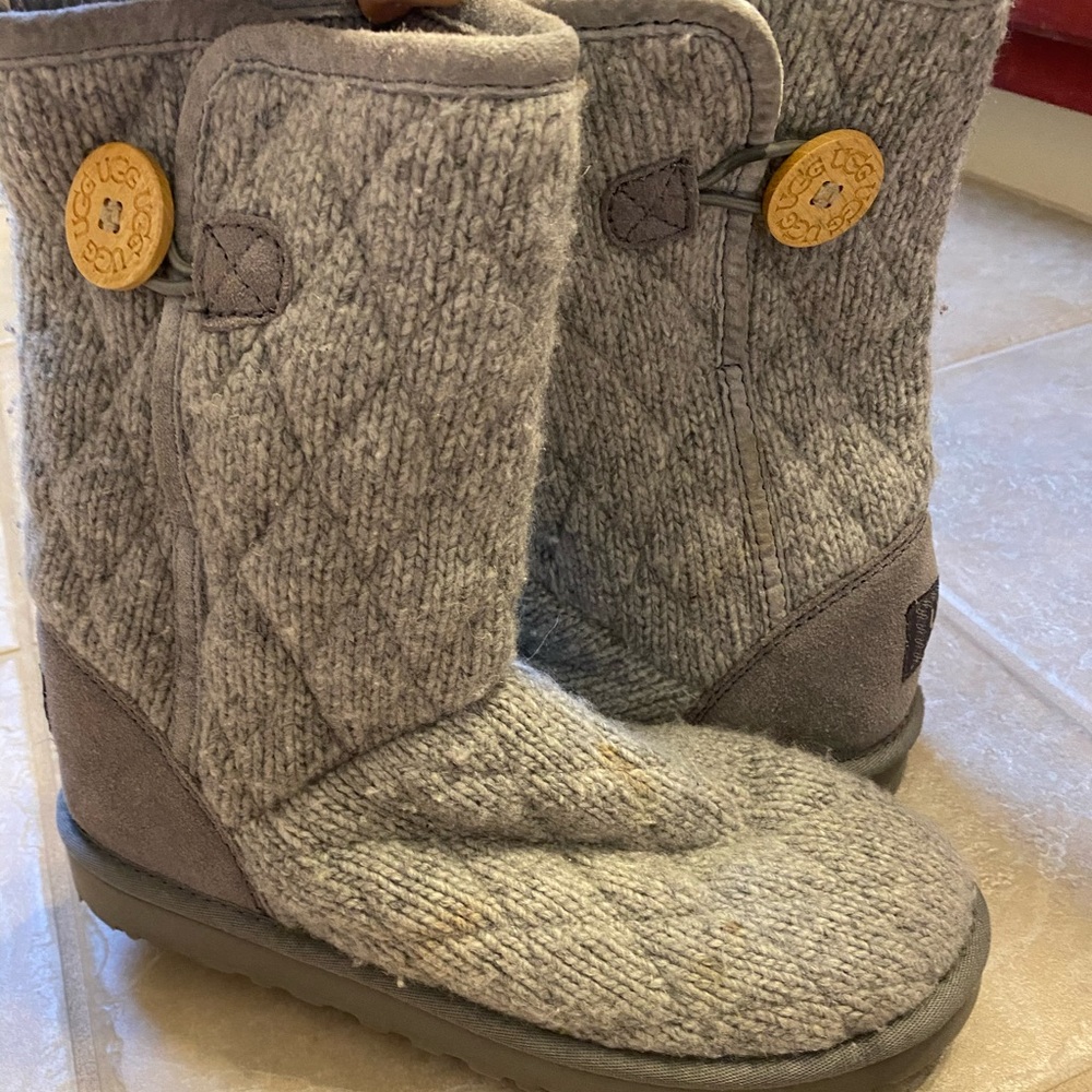 Ugg boots size 7 in preowned condition!
